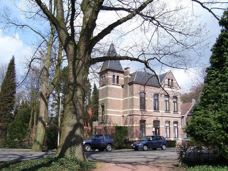huis nabij de kerk