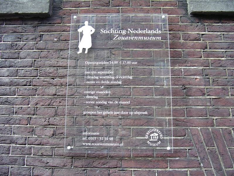 bord tegen raadhuis