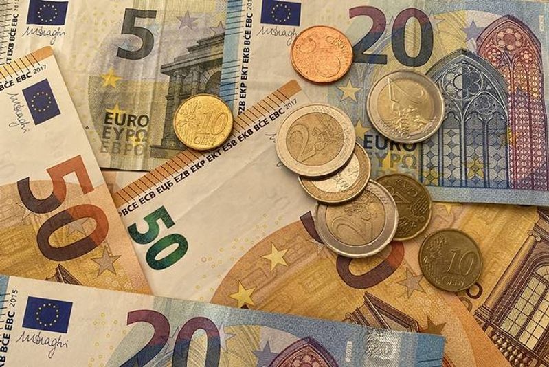 Openen bankrekening voor geld kost na&iuml;ef meisje rug